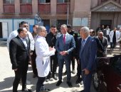 محافظ الجيزة يتابع انتظام سير العمل بمستشفى أم المصريين وتواجد الأطقم الطبية