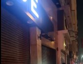 لحظة تطبيق قرار غلق المحلات في منطقة وسط البلد لترشيد الكهرباء.. فيديو