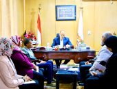 نائب محافظ الوادي الجديد يناقش إجراءات تشغيل مجمعات الخدمات الحكومية بقرى حياة كريمة