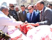 محافظ الغربية يتفقد سوق اليوم الواحد بالمحلة الكبرى بتخفيضات تصل 30%