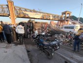 انقلاب سيارة محملة بالقمامة أعلى محور الأوتوستراد