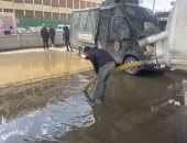 استمرار أعمال شفط وسحب تراكمات مياه الأمطار بمناطق الجيزة.. صور