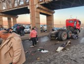 المعاينة: وفاة طفلة وإصابة أخرى بحادث انقلاب مقطورة بالأوتوستراد.. فيديو