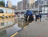 حى العجوزة يدفع بالمعدات وفرق العمل لرفع مياه الأمطار.. صور