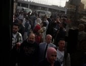 مواطنون فى الجيزة يشتكون من زحام شديد بموقف المنيب بسبب سوء الطقس