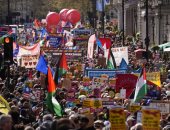 أكبر احتجاج متعدد الثقافات.. عشرات الآلاف يتظاهرون ضد اليمين المتطرف فى لندن