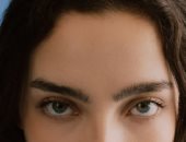 4 زيوت طبيعية تزيد من كثافة وطول الرموش.. مش  هتحتاجي الصناعية