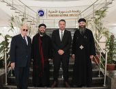 كاهن كنيسة مارمينا يقدم التهنئة لرئيس جامعة المنصورة الأهلية