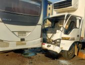 أسماء المصابين الـ7 بحادث تصادم سيارتين جامبو وميني باص بالعبور