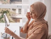 مكياج يومى أنيق فى 4 خطوات فقط للعمل.. لإطلالة ناعمة ومشرقة