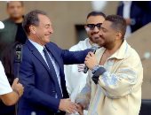 تامر حسني يشيد بالسفير الفرنسى بعد وصلة رقص عفوية: نورت الحفلة
