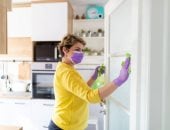 بعد انتهاء العاصفة الترابية.. 6 حيل منزلية لتلميع زجاج النوافذ