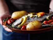 طريقة عمل طاجن السمك بالبطاطس.. وصفة بحرية بطعم لا يقاوم 