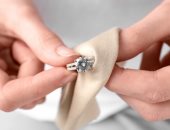 كيف تحافظين على خواتمك وقلائدك من أضرار الكريمات والعطور؟.. خطوات هتساعدك