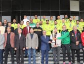 محافظ بنى سويف يكرم فريق كرة اليد ويهديهم درع المحافظة لصعودهم للممتاز