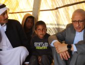 محافظ شمال سيناء يتفقد تجمع الصقور شرق العريش ويستمع لمطالب الأهالى