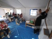 التعليم وسط الدمار.. طلاب غزة يواصلون الدراسة بين الركام داخل فصول قماش