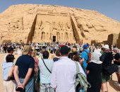 معبد أبوسمبل يستقبل آلاف السائحين صباح اليوم