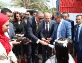 محافظ الجيزة يضع إكليل زهور على النصب التذكارى للشهداء بنزلة الشوبك