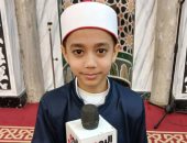 الطفل "يوسف" أصغر إمام بمسجد سادات قريش يخطف أنظار المصلين (فيديو)