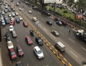 المرور: أمطار خفيفة على الطرق..وحركة السيارات تسير بانتظام.. صور