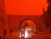 سماء دموية وعواصف رملية في ليبيا واليونان وتعطيل حركة الطيران بسبب الطقس (فيديو)