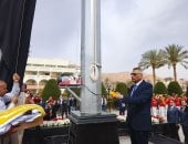 محافظ جنوب سيناء يرفع علم مصر على مدينة طابا.. صور