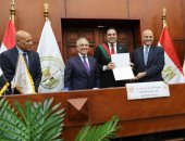 وزير العدل يكرم رئيس نيابة النزهة فى لقائه مع القضاة