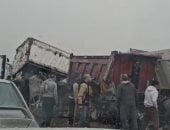 تصادم سيارتى نقل ثقيل بسبب الأمطار على طريق الإسكندرية الصحراوى