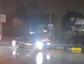 المرور: سقوط أمطار متوسطة على الطرق.. وحركة السيارات تسير بانتظام