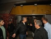 محافظ الجيزة يضبط حالات مخالفة لمواعيد الغلق خلال جولة مسائية