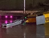 الاستعانة بلودر لرفع حفار انقلب أعلى الطريق بمنطقة الهرم