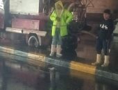 استمرار أعمال شفط للمياه وسط استمرار سقوط الأمطار بالجيزة