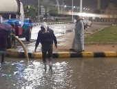 تقلبات الطقس تضرب القاهرة والجيزة.. سقوط سقف قاعة أفراح بكورنيش إمبابة لشدة الرياح.. وانقلاب حفار أعلى دائري الهرم يتسبب فى كثافات مرورية.. ورصد تراكمات للمياه بمطالع ومنازل الكباري لإزالتها.. صور