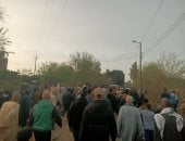 أهالى طنوب يؤدون صلاة الجنازة على 9 جثامين من ضحايا حادث طريق كفر داود بالمنوفية