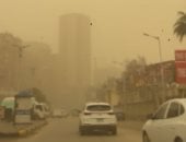 تحذير للسائقين.. رياح محملة بالأتربة تضرب الجيزة وتسبب انخفاض الرؤية