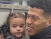 كتاليا إمام عاشور تخطف الأنظار بمطار القاهرة بعد عودة المنتخب من إسبانيا.. فيديو