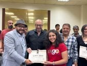 سيد فؤاد وحسام المندوه يسلمان شهادات المشاركة للمتدربين بورش مهرجان الأقصر