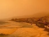 عاصفة غبارية كثيفة تضرب البحر المتوسط وتثير الذعر.. سماء حمراء تحجب الشمس فى اليونان وليبيا.. خبراء يكشفون السر العلمى وراء المشهد المرعب.. وهذه حقيقة تأثر مصر بالظاهرة وسط تحذيرات صحية من تلوث الهواء