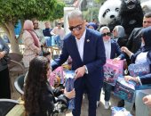 محافظ الجيزة يشارك الأطفال فرحتهم فى احتفالية يوم اليتيم