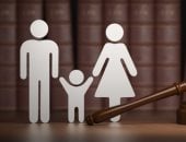 خلف الشاشات دموع وحنين.. هل تنصف "الرؤية الإلكترونية" الآباء المغتربين؟.. قصص موجعة لآباء يطالبون برؤية أطفالهم أون لاين. .خبراء طب نفسي: الطفل يحتاج رؤية تعابير وجه والده وسماع نبرة صوته.. وهذا رأى القانونيين