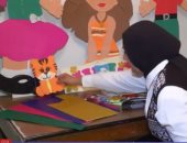بلمسات فنية وألوان زاهية.. إسراء تبتكر وسائل تعليمية لدعم أطفال التوحد