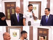 أيمن حسين نجم منتخب العراق يعلن خطوبته أمام رئيس الوزراء.. فيديو