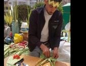 يباع مرة واحدة سنويا.. تضفير زعف النخيل استعدادا لاحتفالات أحد الزعف بالإسكندرية