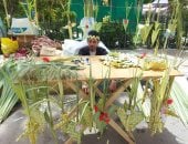 استعدادات أحد الزعف بالإسكندرية.. زعف النخيل المضفر يملأ محيط الكنائس