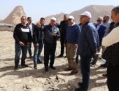 وزيرا النقل والكهرباء يتفقدان "جبل الجلالة" لإقامة مشروعات كبرى لطاقة الرياح