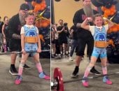 طفلة 9 أعوام تثير الجدل بعد رفعها 3 أضعاف وزنها