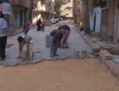 رصف 11 شارعا ومتفرعاتها بالإنترلوك بمنطقة أرض الجمعية في إمبابة