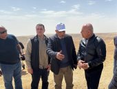 وزيرا النقل والكهرباء يتفقدان جبل الجلالة لإنشاء محطات طاقة رياح