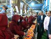 رئيس الوزراء يتفقد محطة الصواف لتعبئة الموالح والحاصلات الزراعية